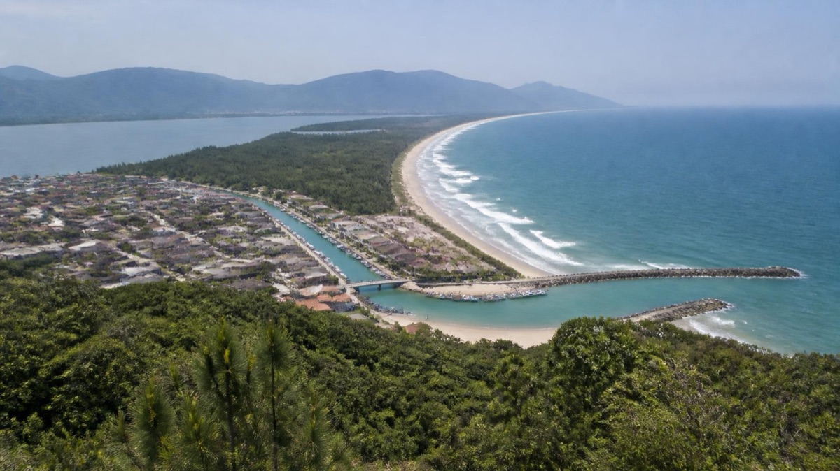AI-generated illustration of Barra da Lagoa in Florianópolis, Brazil, with the village houses, the canal and the beach